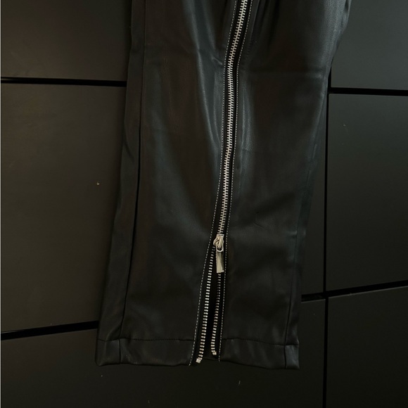 Maniere de Voir adjustable size faux leather - Picture 4 of 6